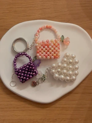 Handgjorda smycke - Handgjord nyckelring / smycke 💕 Tillverkas för hand av mig med pärlor. Du kan beställa valfritt namn eller ord (skriv i meddelande efter köp). Perfekt som present eller till dig själv 🎁 Finns i flera färger – säg vad du önskar. Skickas varsamt packad ✨ Viktig:olika priser. 