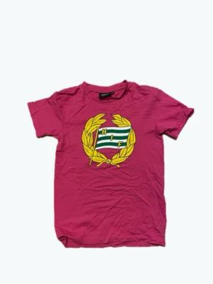 Rosa Hammarby baby tee - En jätte söt hammarbytröja som sitter Sommen baby tee! Jätte rolig att ha på matcher då den sticker ut lite med den rosa färgen!!!