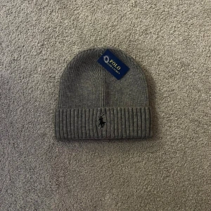 Polo Ralph Lauren Mössa Grå - Helt ny & Oanvänd ✔️, Kommer med tags 🏷️, Onesize (passar alla), skickas inom 1 dag 🚀, kontakta gärna för mer info ☺️