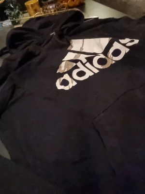 Adidas hoodie - Hoodie stl M i fint men använt skick.