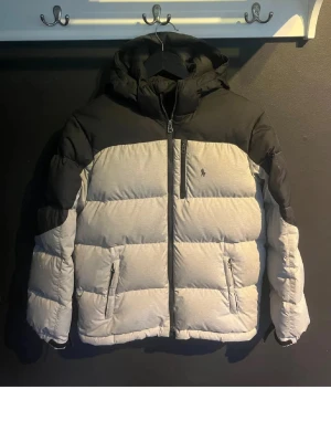 Ralph lauren jacka - Checka in mina andra jackor!                                          Ralph lauren jacka perfekt för vintern och i bra skick, finns några små defekter. Tveka inte med fråger! Storleken är L ungdomstorlek passar xs