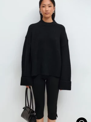 Oversized svart stickad tröja - Säljer en oversized svart stickad tröja med breda muddar och rund hals. Tröjan har långa ärmar och en loose fit som ger en chill och trendig look. Perfekt att slänga på sig när det är kallt ute. Nopprig men går att ta bort men en nopper maskin! 