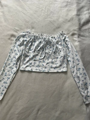 Topp - Helt ny off shoulder topp, kan även användas ”över axlarna” 🥰