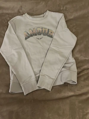 Vit sweatshirt Zadig & Voltaire AMOUR - Säljer denna Zadig tröjan, använd ca 5 ggr, pris kan diskuteras💕