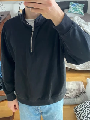 Weekday quarter zip  - Ganska stor för att vara s. 