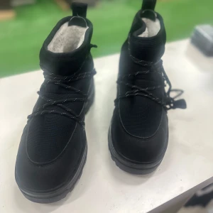 Svarta vinterkängor från Tretorn - Säljer ett par svarta vinterkängor från Tretorn i storlek 39. De har grov sula för bra grepp, snörning framtill och mjukt foder på insidan. Perfekta för kalla dagar och riktigt snygga till både jeans och vinterjacka.