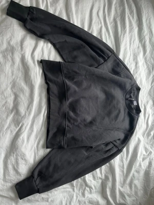 Grå sweatshirt - Säljer en mörk grå sweatshirt från H&M i storlek S. Den är i mycket bra skick