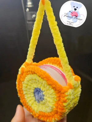 Gul-orange virkad Snus-väska  - Handgjord, snus-väska i mjukt material med solig gul och orange färg samt blå detalj i mitten. Har ett praktiskt handtag och passar perfekt till en  stor snus dosa. Unik och färgglad design som sticker ut.