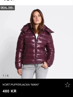 SÖKES!! vinröd pufferjacka - Hej! Jag söker en vinröd pufferjacka från Lager 157 (helst i storlek XXS) då den verkar vara helt slutsåld, hör gärna av dig om du vet att du har en liknande som du kan tänka dig sälja! Helst ett pris mellan 100-400. :)
