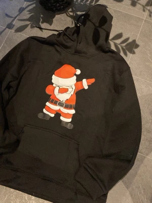  hoddie  - Aldrig använt passar inte mig storlek till denna är M-L 