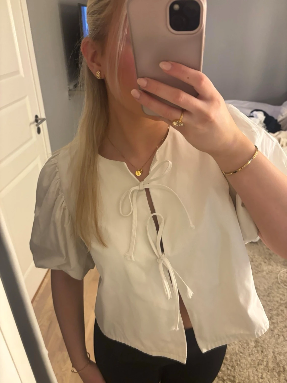 Blus med rosetter från Gina Tricot 