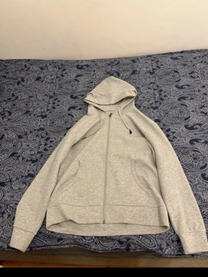 Grå Polo kofta - Säljer en Polo kofta grå helt ny använt ett par gånger men annars i ganska bra skick helt ny inga skador eller missfärgningar eller sånt på den pris kan diskutera och andra frågor är det bara skriva till mig.