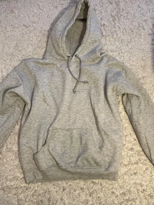 Grå hoodie från bikbok  - Grå hoodie från bikbok i storlek S. Super skön och gosig!💞
