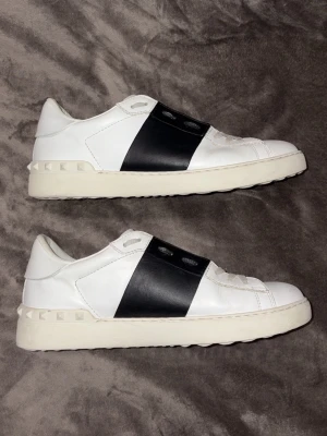Valentino Garavani Open sneakers - Säljer ett par Valentino Garavani Open sneakers🤩🙌 Äkta✅ 110+ nöjda kunder🤝