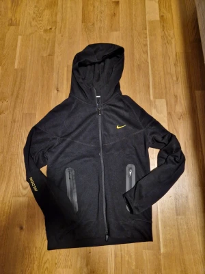 Nocta Tech Hoodie - Användt 1 gång och mycket fint skick. Dessutom va den köpt för 1799. Skriv privat om frågor/bilder. Pris kan diskuteras.