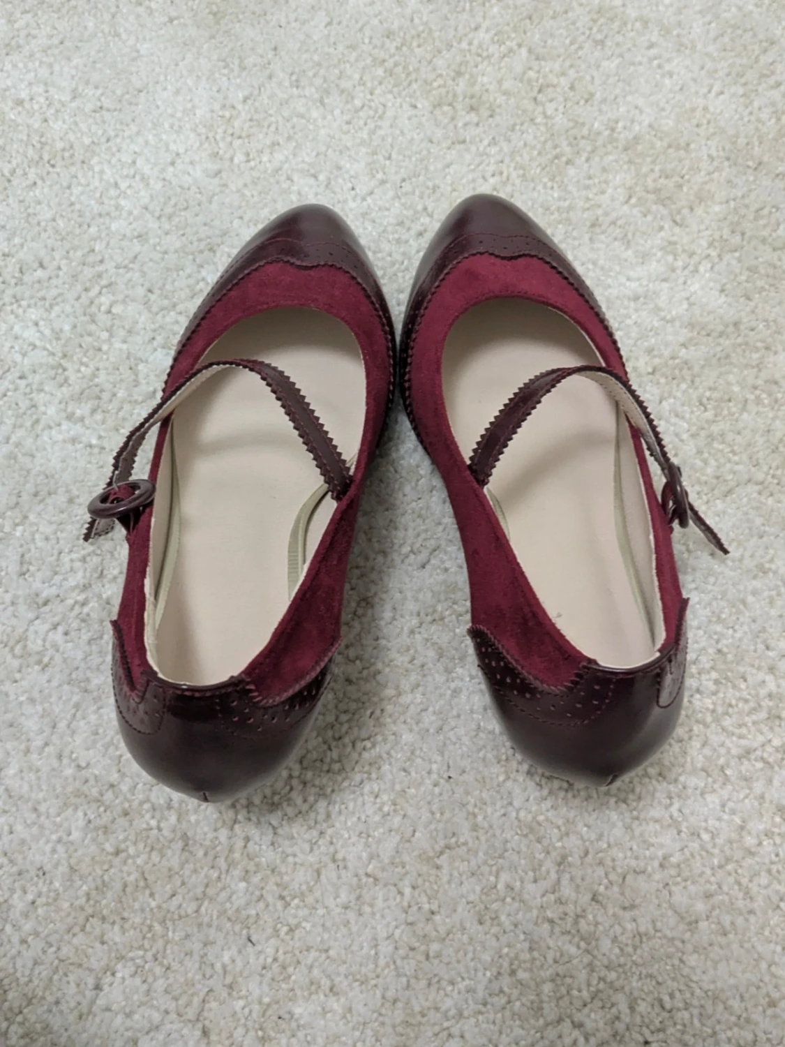 Vinröda Mary Jane pumps med mockadetaljer - 2