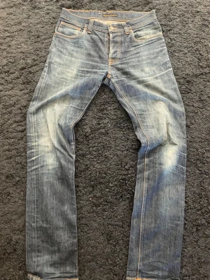 Nudie Jeans  - Säljer ett par jävligt feta Nudie Jeans med otroligt fet feda. Model är grim Tim. Storlek    W32 L34  men sitter lite mindre.                    Nypris cirka 2500.                                                  Hör gärna av er vid frågor. 