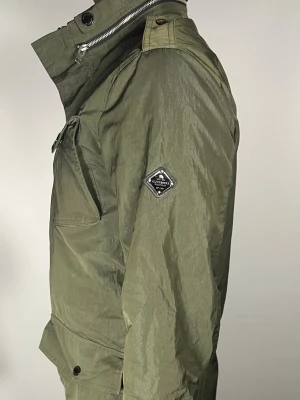 J.Lindeberg field jacket - Säljer en riktigt snygg och trendig J.Lindeberg field jacket i fint skick, storlek M, vid frågor är det bara att skriva //Gramenti