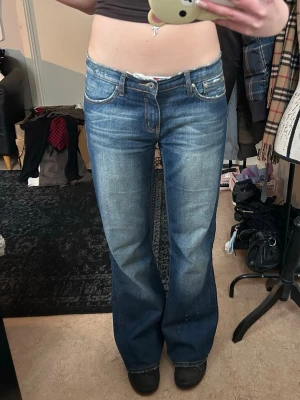 Lowwaist bootcut jeans!! - Supersnygga lowwaist flare jeans!! Långa på mig som e 178🍀 midjemått tvärs över: ca 44 cm (har satt fast snöre på insidan så man kan dra åt d om man inte vill ha ubälte) innerbenslängd: ca 85 cm och ben öppning: ca 29cm