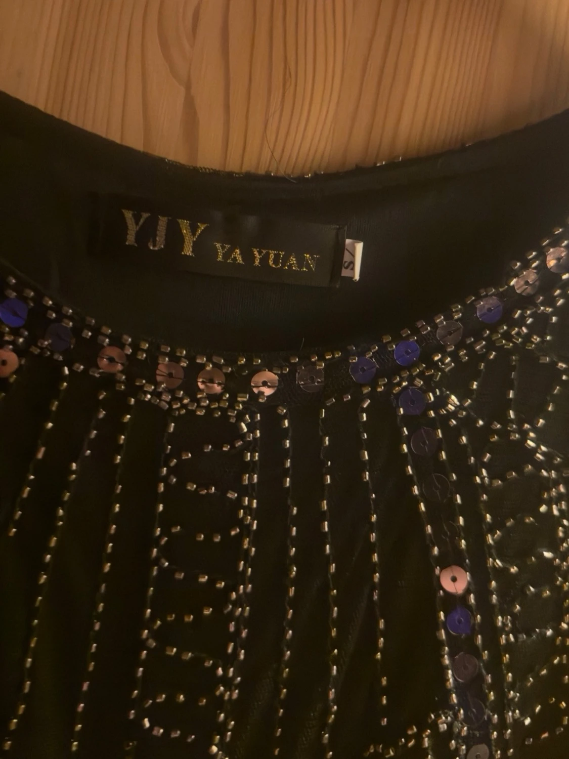 Svart paljettklänning från YA YUAN