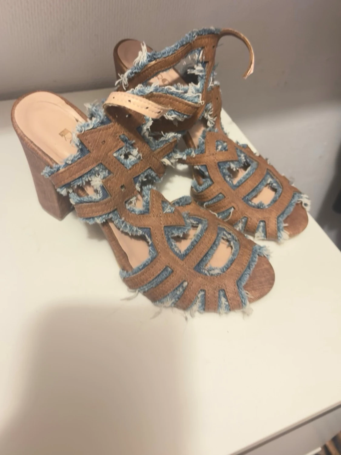 Bruna sandaler med denim och klack - 1