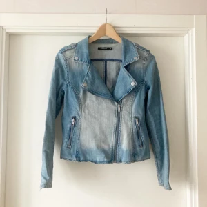 🍒Vintage y2k jeansjacka🍒 - 🍒DREAMY DENIM🍒Ljusblå bikerjacka i denim med dragkedjor. Kommer i ett stretchigt jeanstyg.🍒 