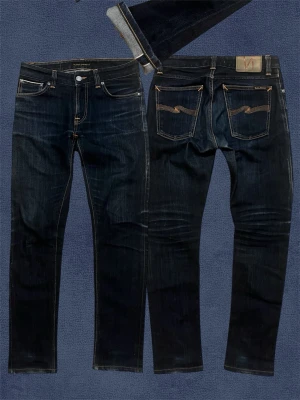 Nudie Jeans Selvedge - Säljer nu dessa sjukt fräscha Selvedge jeansen från Nudie. Minimalt med fades på dessa, börjar få lite fades överallt. 28/32, längd: 94, midja: 38, fotvidd: 14, lår: 20. Skriv vid frågor