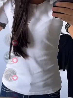 Vit t-shirt med svarta detaljer - Säljer en vit t-shirt med korta ärmar och unika svarta detaljer med inslag av silvertråd vid ärmsluten. T-shirten har en klassisk passform och är gjord i mjuk bomull, perfekt till jeans eller kjol för en clean look.