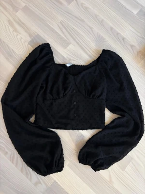 Svart blus - Jättefin blus från new yorker, enligt mig är de bra skick på blusen men alla har olika åsikter