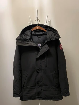 Canada Goose Jacka - Canada Goose Chateau jacka i fint skick.🌟 Har hållt mig riktigt varm under vintern men nu är det dags att säljas. Jackan har ett litet hål som är nästan osynligt på armen (se sista bilden). Så har även sömmarna lossnat vid båda fickorna. Men inget av det påverkar funktioner eller utseende då det är innuti fickan som sömmarna lossnat.