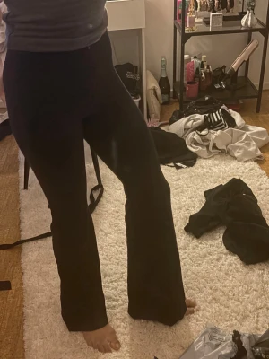 Svarta bootcut byxor - Bra skick 