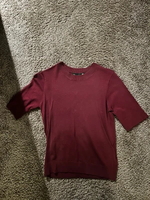 Vinröd finstickad t shirt  - Vinröd finstickad t shirt från lager 157.strl xs 