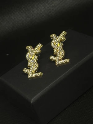 Örhängen  - Helt nya guldfärgade örhängen.