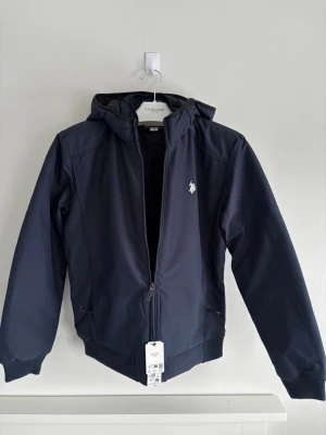 US Polo Assn Vinterjacka - Snygg vinterjacka, lite tunnare men fortfarande varm. Aldrig använd.  Storlek S/M. Nypris: 2785