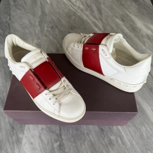 Valentino Open skor  - Valentino Open skor - Använda fåtal gånger - Tillbehör: Valentino kort - Nypris: 6000kr - TrendWardrobe