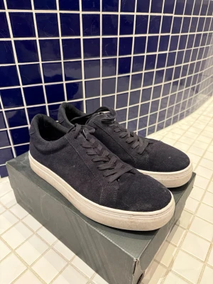 Vagabond Paul sneakers i storlek 43 - Säljer ett par Vagabond Paul sneakers i storlek 43. Skorna är i använt, fint skick och säljes utan originalkartong. 