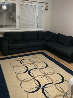 Soffa Pris kan diskuteras  - Stor och bekväm hörnsoffa med schäslong – svart  Säljer en rymlig och bekväm hörnsoffa i svart tyg. Soffan har en klassisk L-form med schäslong på höger sida (sett framifrån), vilket ger gott om plats för både vardag och gäster.  Soffan är stabil, skön att sitta och ligga i och passar perfekt i vardagsrum eller större sällskapsytor. Den svarta färgen är tidlös och lätt att matcha med annan inredning.