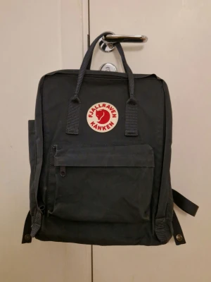 Fjällräven Kånken 16L - Använd men i fint skick. Har en mörkblå washed färg. 16L. 