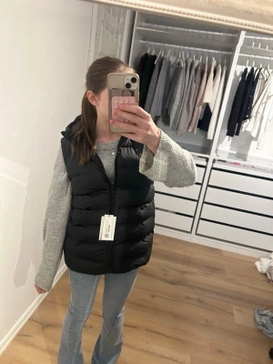 Zara väst  - Svart väst från Zara. Helt ny med prislappen kvar. Strolek 152 men skulle säga att den är stor i storleken, passar jätte bra som XS😊