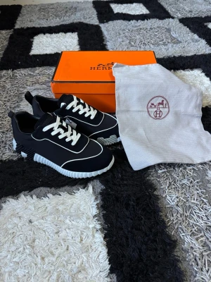 Märkes skor - Märkes skor aldrig använda dom kommer med box och dustbag kontakta mig för mer bilder 