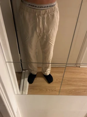 Beiga linnebyxor med snörning - Säljer ett par beiga linnebyxor från H&M. Byxorna har elastisk midja och avslappnad passform. Perfekta för sommaren och riktigt sköna att bära. Klassisk och enkel design som funkar till det mesta. Hör gärna av dig vid frågor eller liknande🙏