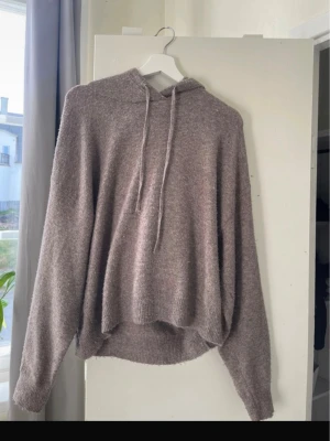 Stickad hoodie  - En oversized hoodie i mjuk stickad kvalitet med huva. Tröjan har avslappnad passform, långa ärmar och ribbade muddar.😊 Passar perfekt till dej som fryser eller som vill ha något snyggt att slänga på sig en sommarkväll.💞