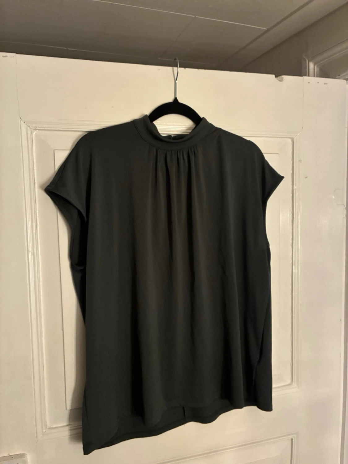 Mörkgrå blus från H&M med hög krage