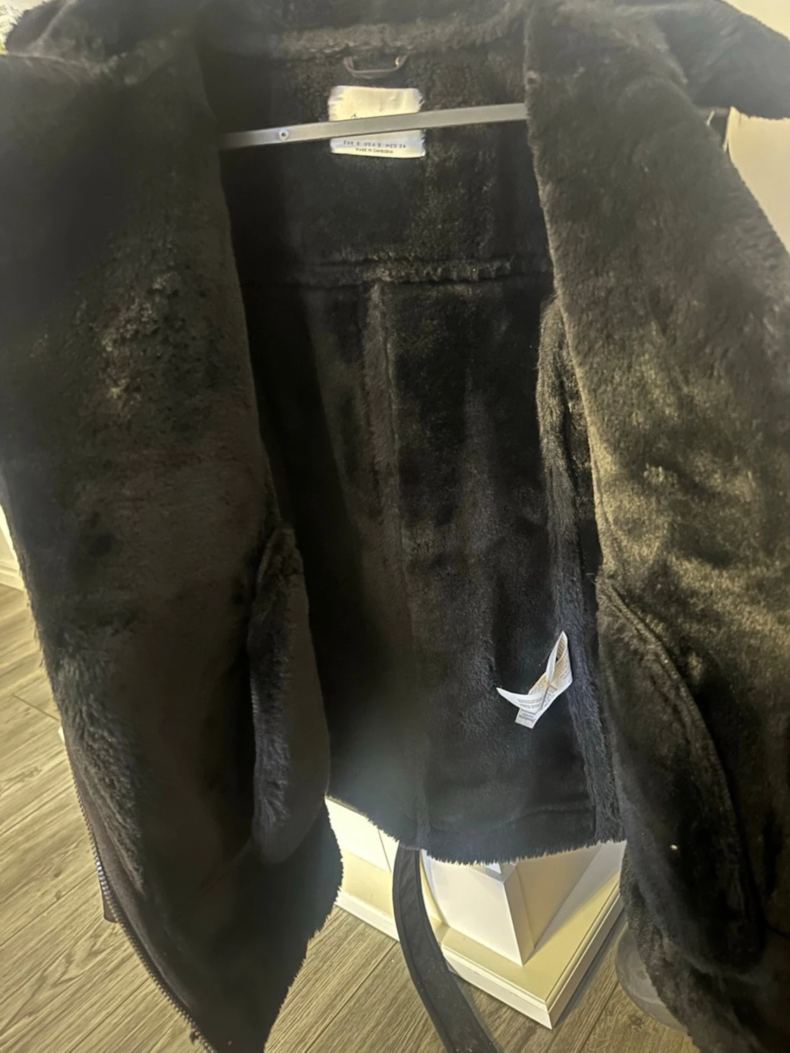 Svart pälsjacka med dragkedjor - 1