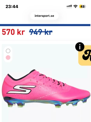 Rosa fotbollssko från Skechers - Helt nya med box och påse, pris går att diskutera vid snabb affär, säljer då de var för stora. Kom privat för fler bilder Snygg rosa fotbollssko från Skechers med svart och vit logga på sidan. Skon har snörning och en låg, strömlinjeformad design med syntetmaterial och en färgglad sula. 