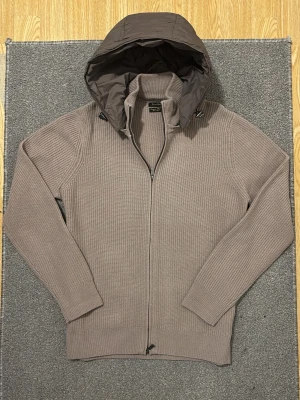 Massimo Dutti Cardigan (sjukt sällsynt)  - MASSIMO DUTTI MYCKET EFTERTRAKTAD OCH SÄLLSYNT, Luvan går även att ta bort! | Storlek L men passar som en M | Denna cardigan är i mycket bra skick utan några defekter alls! | Denna är otroligt sällsynt så passa på! | Modellen på bilderna är 175cm , 69KG | Hör av vid funderingar och priset kan diskuteras!