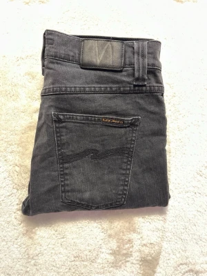 Nudie Jeans Slim Fit 29/32 - Hej! Säljer nu mina Nudie Jeans i den populära modellen Lean Dean. De är verkligen i utmärkt skick, de är använda 2 gånger. De är köpta för 1600 kr. Hör av dig om du undrar något!