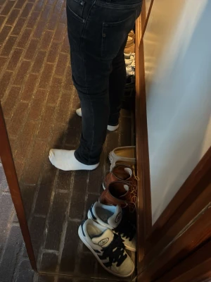 Dondup modell ICON - Säljer nu mina Dondup ICON inköpta från Zgander i Helsingborg. Inköpta på rea för cirka 1800kr. Detta är inte den vanliga George modellen utan icon därav ingen bakficks design! Modellen är 178 o väger 72! Kan gå ner i pris