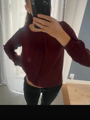 Vinröd blus - Snygg vinröd blus ifrån Åhléns k mycket bra skick 