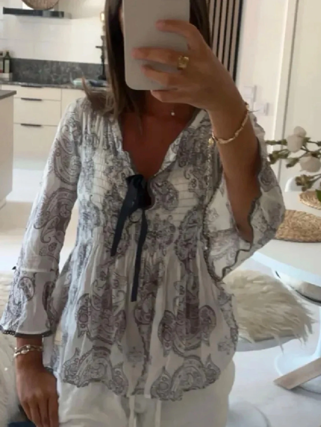 Vit paisleymönstrad blus med knytband